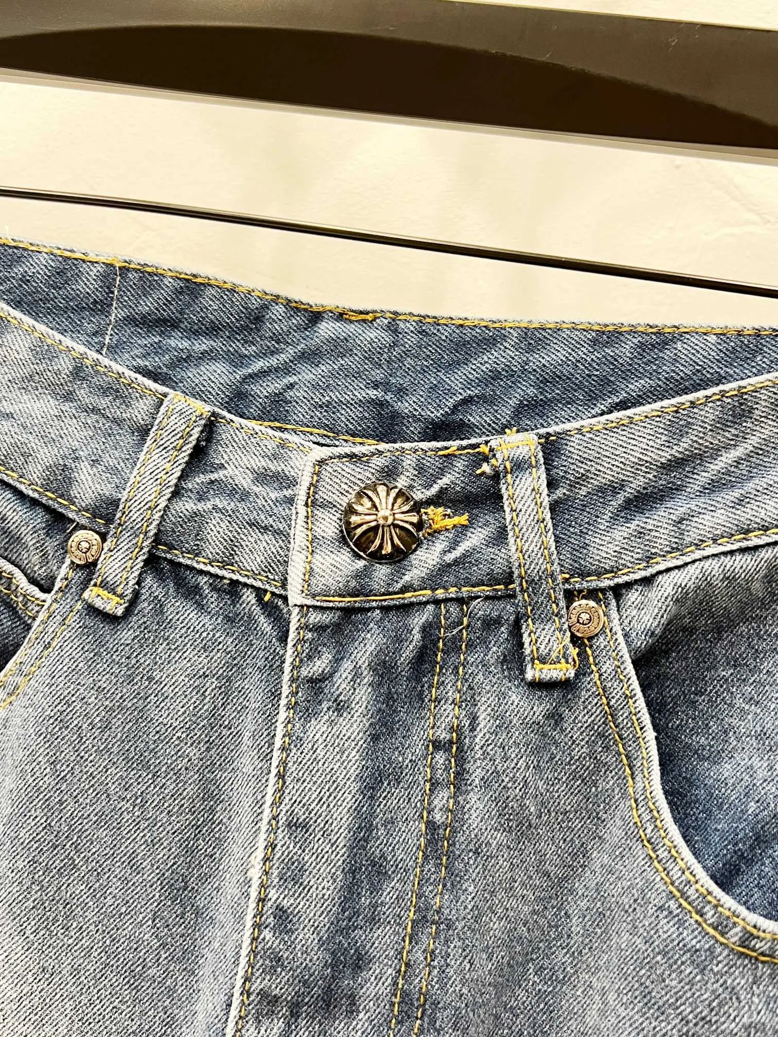P260 Style number: (K740) Style number: (K550) Chrome Hearts & Chrome Hearts CH city limited series Sanskrit cross patch leather jeans need to be washed and then disassembled and hand-stitched with sheepskin cross leather and then spliced ​​together to complete. The whole process is too complicated to describe. The texture can be seen in the hand, and it looks good. The styles with different washed textures are very friendly to people with thin legs and thick legs. The straight version is very flattering to the leg shape. The moderate length is timeless and can be matched easily and casually. It is the basic styling foundation for various styles and is a must-have in the wardrobe! The fabric is stiff but also makes the upper body soft without losing texture. The washing process is even more perfect. It is a must-have item for everyone! ! ! Washed wheat, hang tag, pants label, three labels are complete, the upper body effect is particularly stiff and stylish, super stylish, same style for men and women - Color: Size: 28 30 32 34